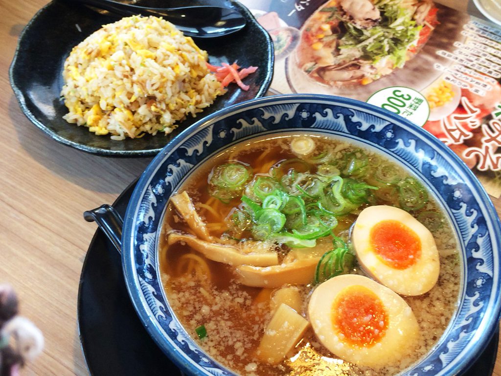 「らーめん一刻魁堂清須店」の煮玉子ラーメンと玉子チャーハンランチ @清洲