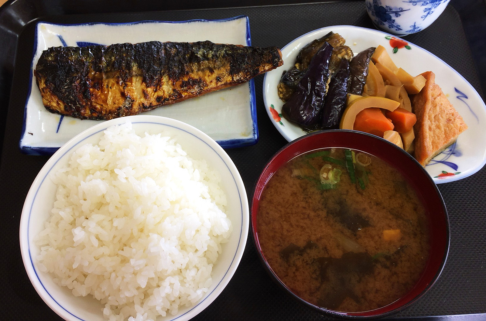 「一ぷく食堂」の塩鯖と煮物ランチ @枇杷島