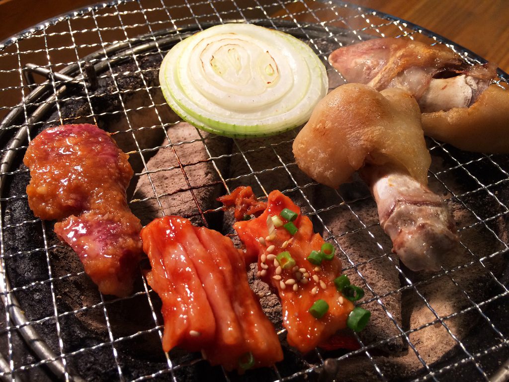 「焼肉・ホルモン さらえ亭」のにんにくハラミと豚足とクッパ @下小田井