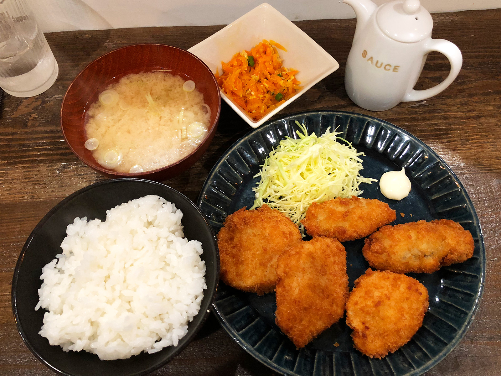 「ごはんや ぎん」の鮪と牡蠣のフライ定食と人参シリシリ @野間町