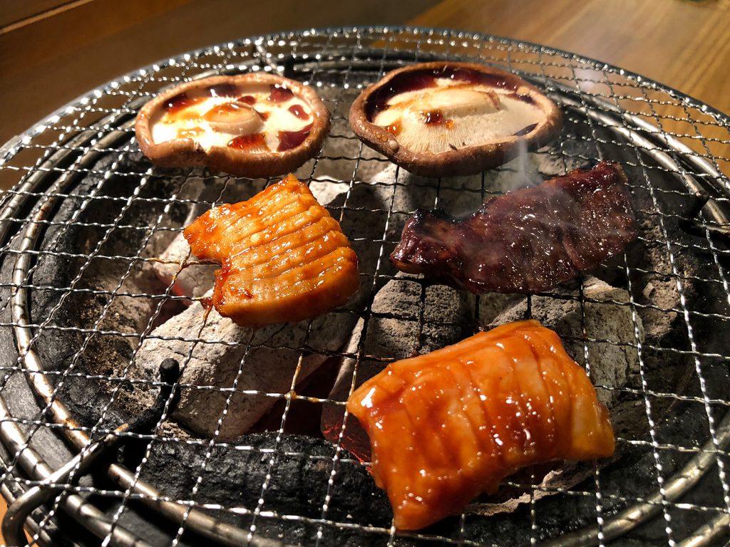 「炭火焼肉・ホルモン さらえ亭」のハラミと椎茸とテールクッパ @下小田井