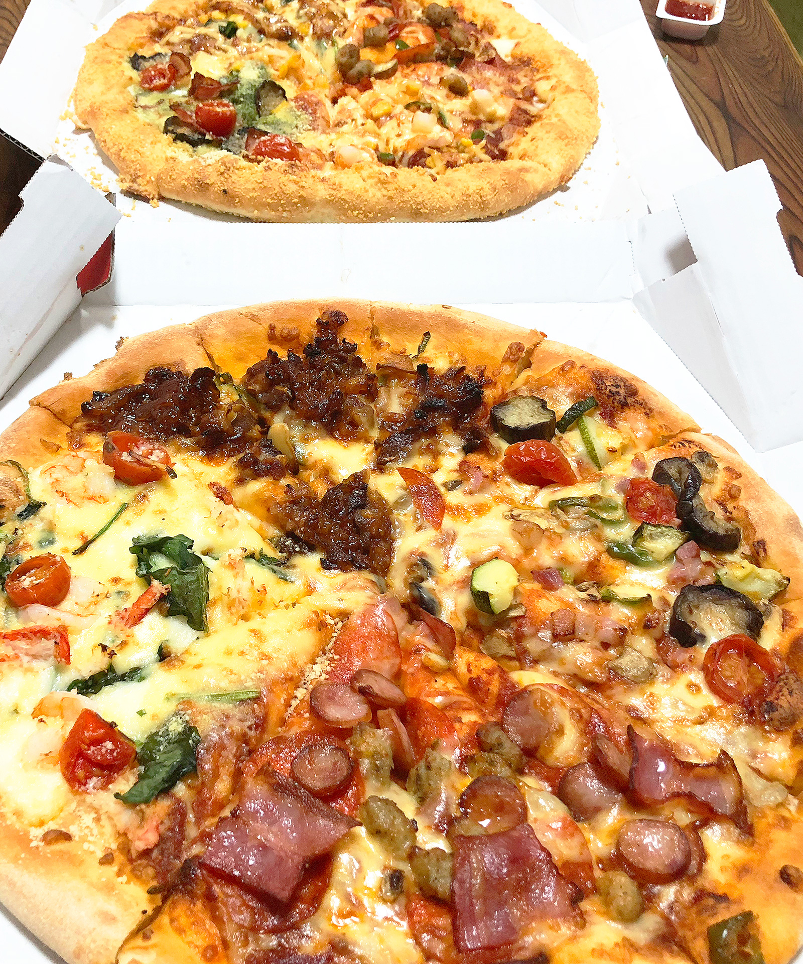 「Domino's Pizza」のクアトロ・3ハッピーとクアトロ・2ハッピー