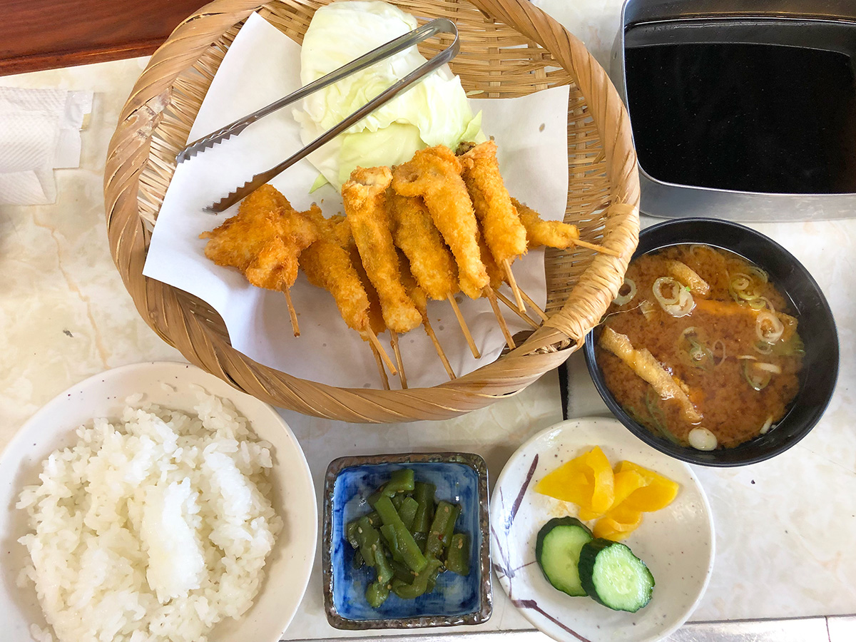 「菊井かつ 黒川支店」の串かつ定食とまつぶ @名古屋市北区黒川