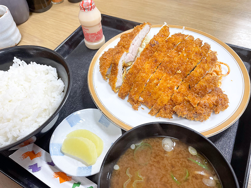 食べ応え十分のビッグサイズとんかつ！「すしかつ」の特大ロースカツ定食 @清須市